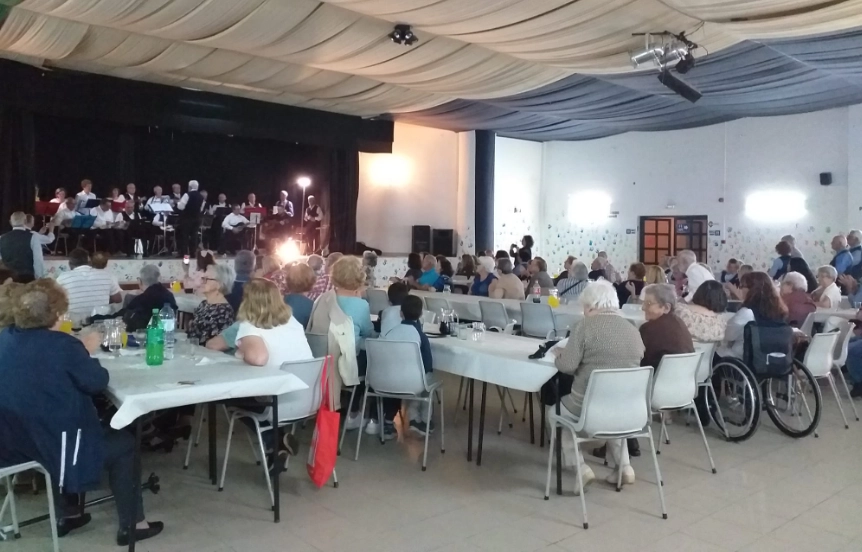 almoço/convívio com 100 beneficiários, sócios e voluntários nas instalações do salão paroquial da Igreja de Santa Maria em Agualva