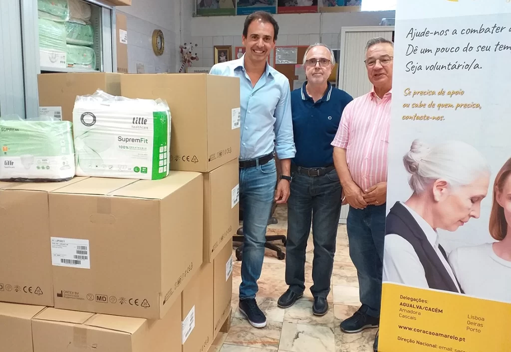 Presidente da Associação Movimento 1 Euro entrega fraldas na delegacao agualva cacem