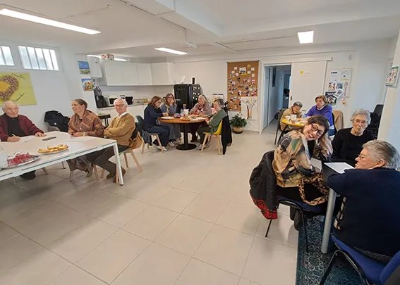 sal conm varias mesas e participantes