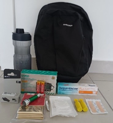 kit com mochila e varias objectos
