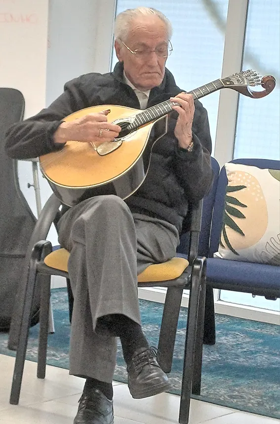 homem a tocar guitarra