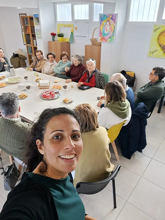 conversa à volta de uma mesa