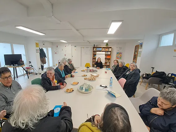 conversa à volta de uma mesa