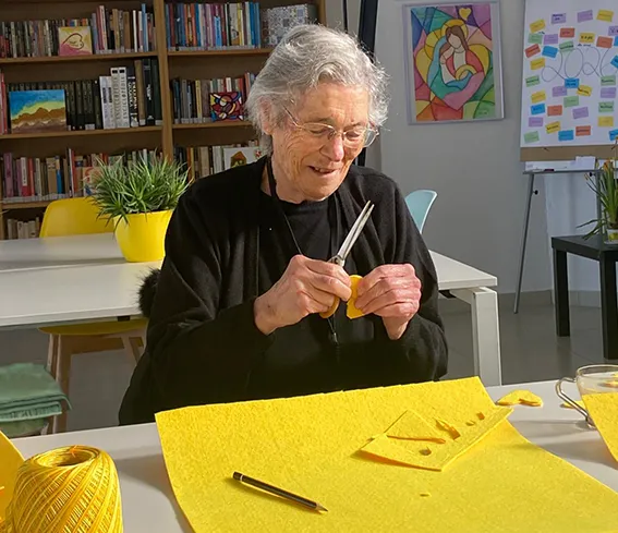 senhora a fazer trabalhos manuais