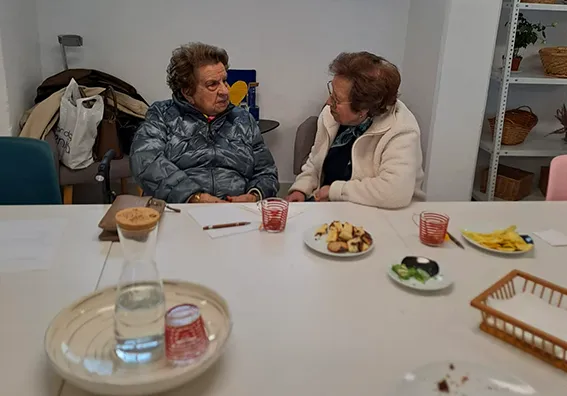 duas senhoras à conversa