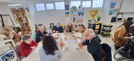 conversa à volta de uma mesa