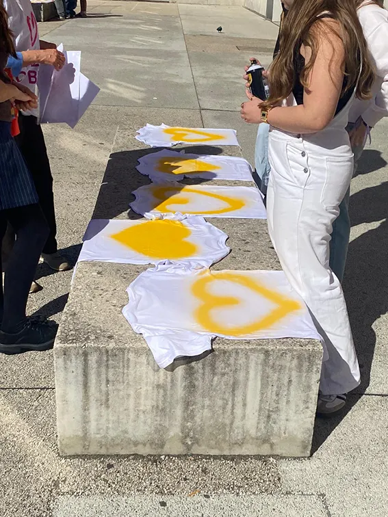 pintura de tshirts com coracao amarelo